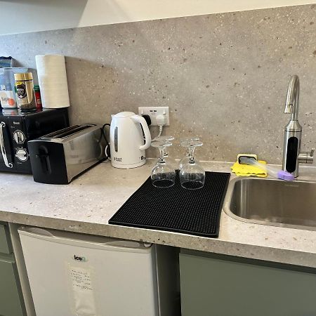 Modern Flat In Central Egham By Windsor Castle, Staines-Upon-Thames And Heathrow Airport Экстерьер фото