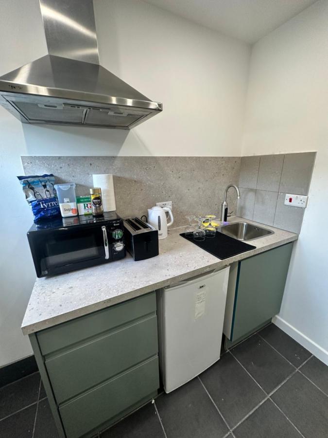 Modern Flat In Central Egham By Windsor Castle, Staines-Upon-Thames And Heathrow Airport Экстерьер фото