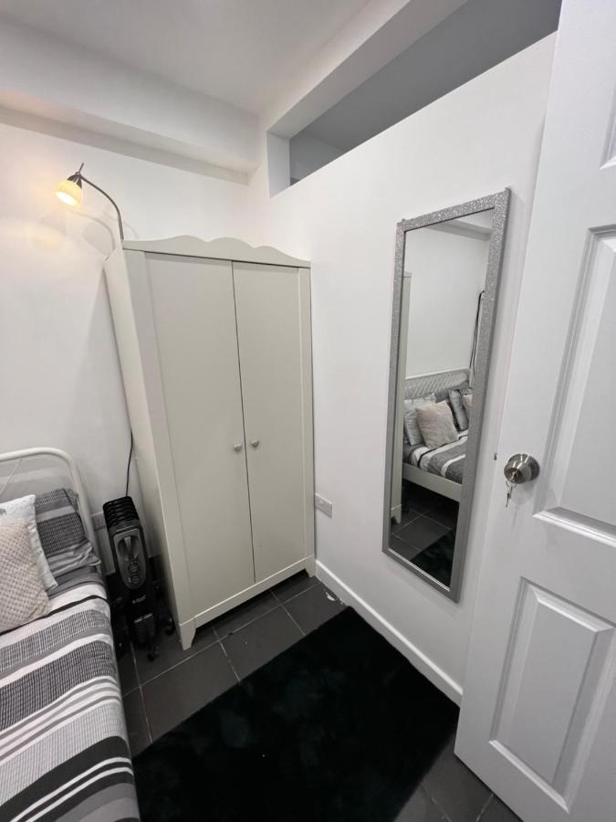 Modern Flat In Central Egham By Windsor Castle, Staines-Upon-Thames And Heathrow Airport Экстерьер фото