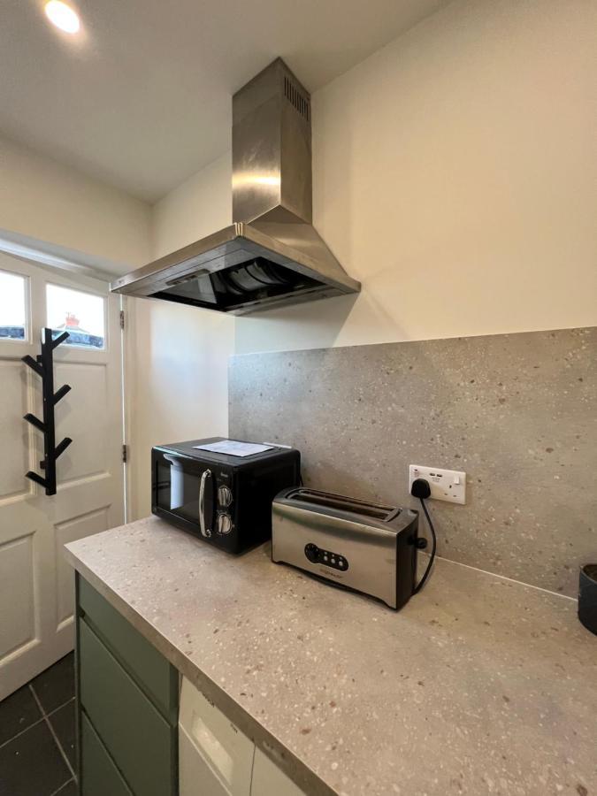 Modern Flat In Central Egham By Windsor Castle, Staines-Upon-Thames And Heathrow Airport Экстерьер фото