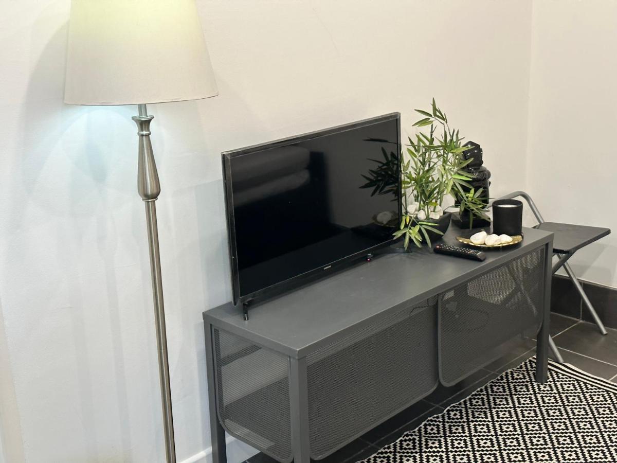 Modern Flat In Central Egham By Windsor Castle, Staines-Upon-Thames And Heathrow Airport Экстерьер фото
