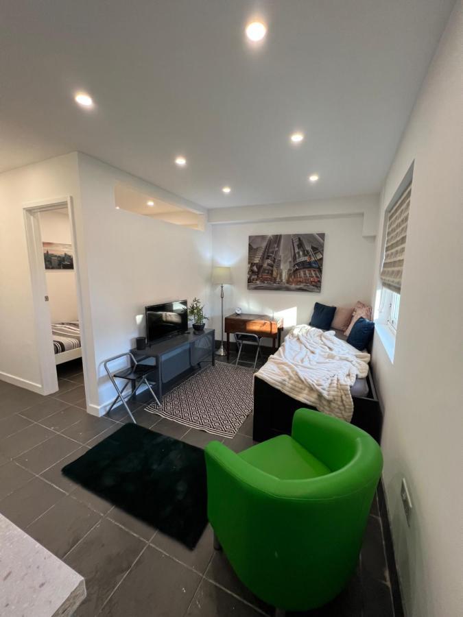 Modern Flat In Central Egham By Windsor Castle, Staines-Upon-Thames And Heathrow Airport Экстерьер фото