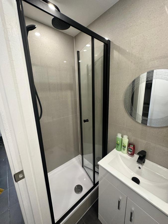 Modern Flat In Central Egham By Windsor Castle, Staines-Upon-Thames And Heathrow Airport Экстерьер фото