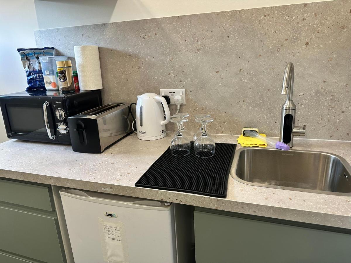 Modern Flat In Central Egham By Windsor Castle, Staines-Upon-Thames And Heathrow Airport Экстерьер фото