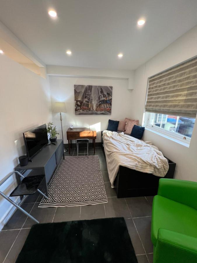 Modern Flat In Central Egham By Windsor Castle, Staines-Upon-Thames And Heathrow Airport Экстерьер фото
