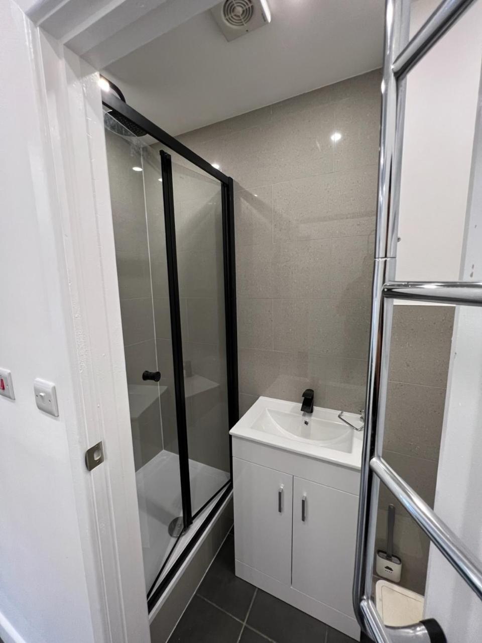 Modern Flat In Central Egham By Windsor Castle, Staines-Upon-Thames And Heathrow Airport Экстерьер фото